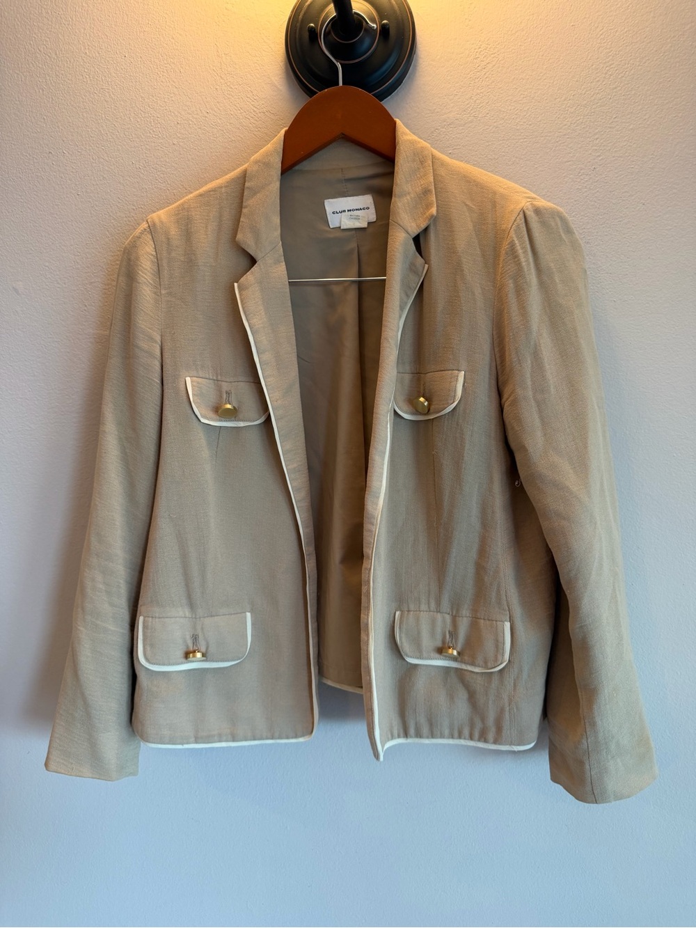 Club Monaco Tan Blazer White Piping Gold Button Detail Pleated Back Womens 6